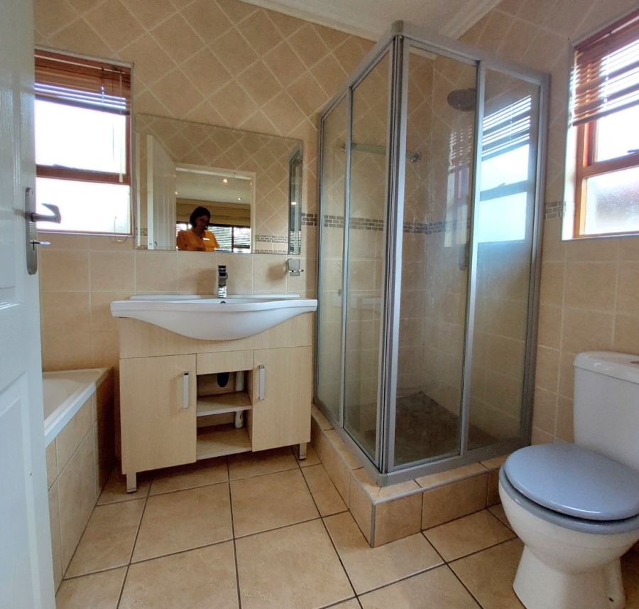 3 Bedroom Property for Sale in Gateway Manor North West